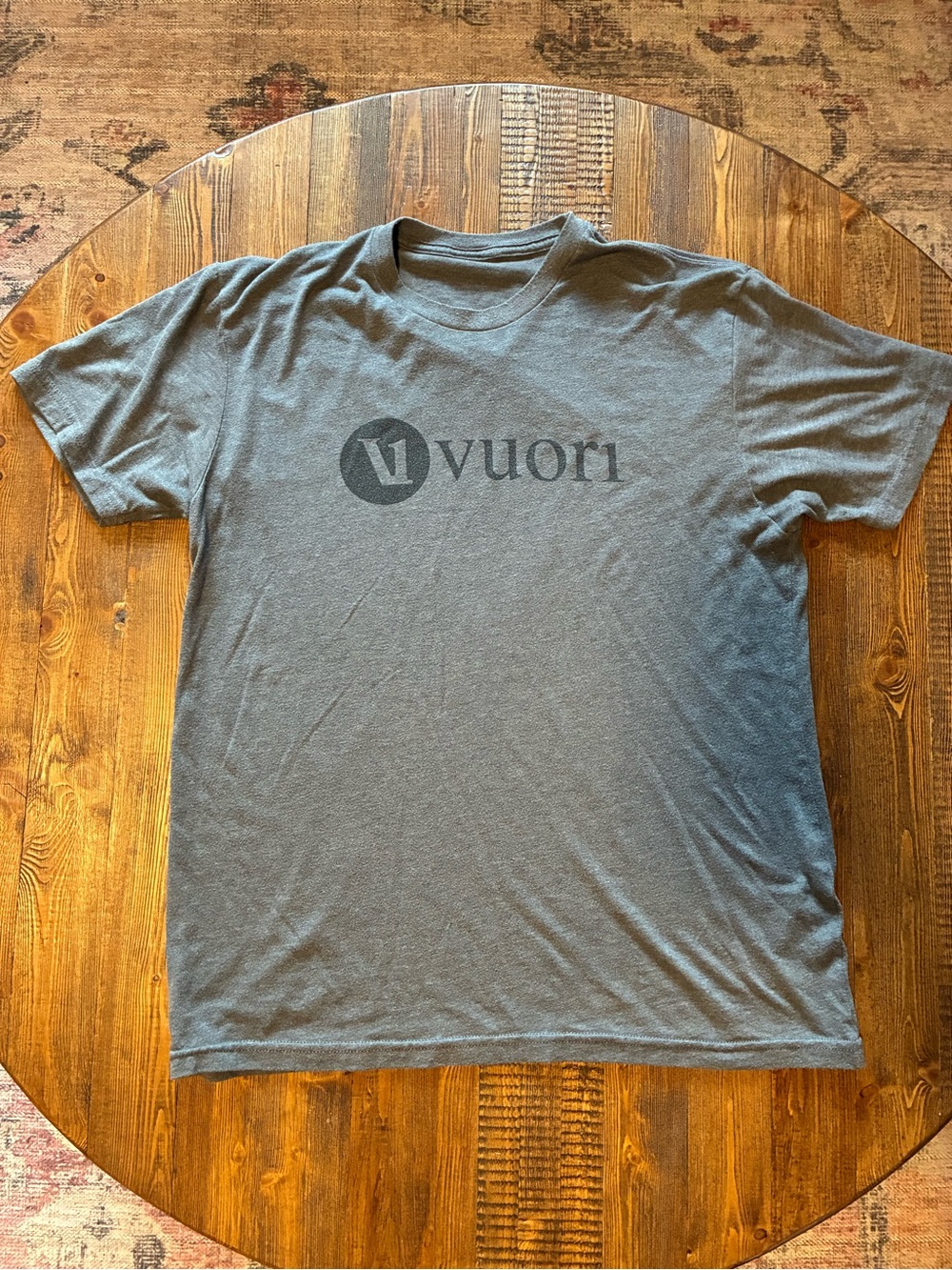 Vuori Men's Heather Charcoal Logo Tee